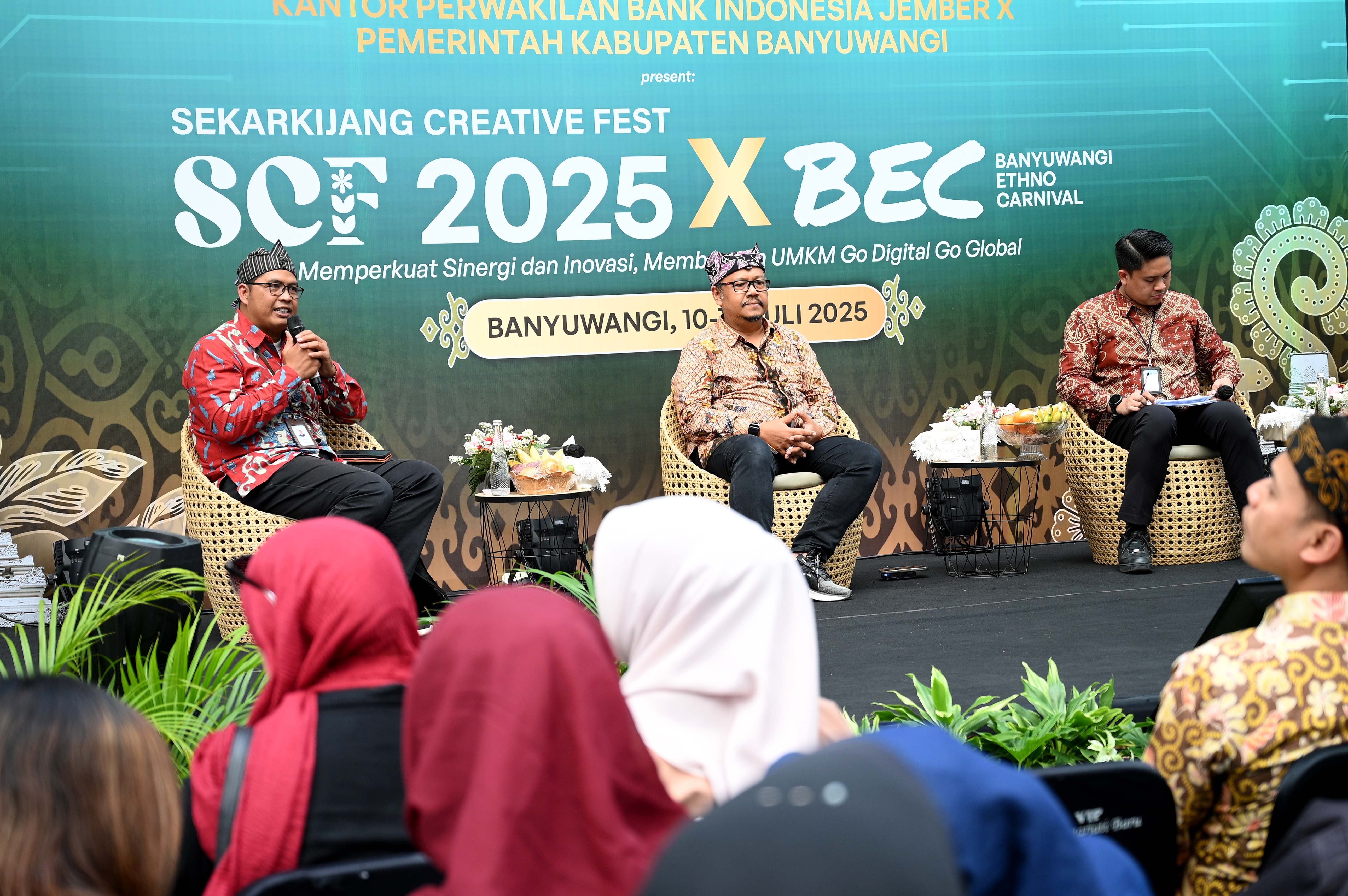 GAYENG: Plt Kepala Disbudpar Banyuwangi Taufik Rohman (tengah) bersama narasumber talk show dalam rangkaian Sekarkijang Creative Festival 2025 di Taman Blambangan pada Jumat (11/7).