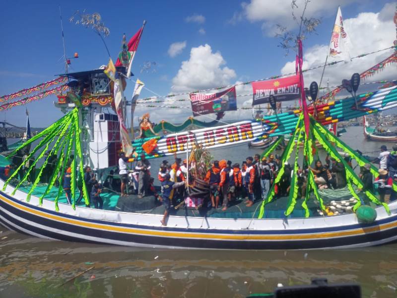 BERANGKAT: Perahu Gitik berisi sesaji oleh para nelayan Muncar dibawa ke  Semenanjung Sembulungan untuk dilarung sebagai wujud syukur atas rezeki yang melimpah Kamis (10/7).
