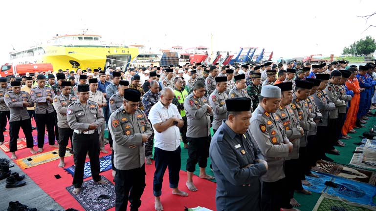 Salat gaib yang berlangsung di dekat Dermaga Bulusan, Jumat (11/7) diikuti personel Polri, TNI, tim SAR, masyarakat sekitar, dan keluarga korban tenggelamnya KMP Tunu Pratama Jaya.