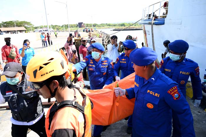 Tim gabungan dari Polairud dan TNI memindahkan jenazah korban tenggelamnya KMP Tunu Pratama dari KN SAR Permadi ke kapal biasa di Marina Boom, Jumat (11/7).