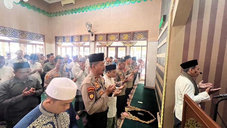 Personel Polresta Banyuwangi melakukan Salat gaib usai Jumatan.
