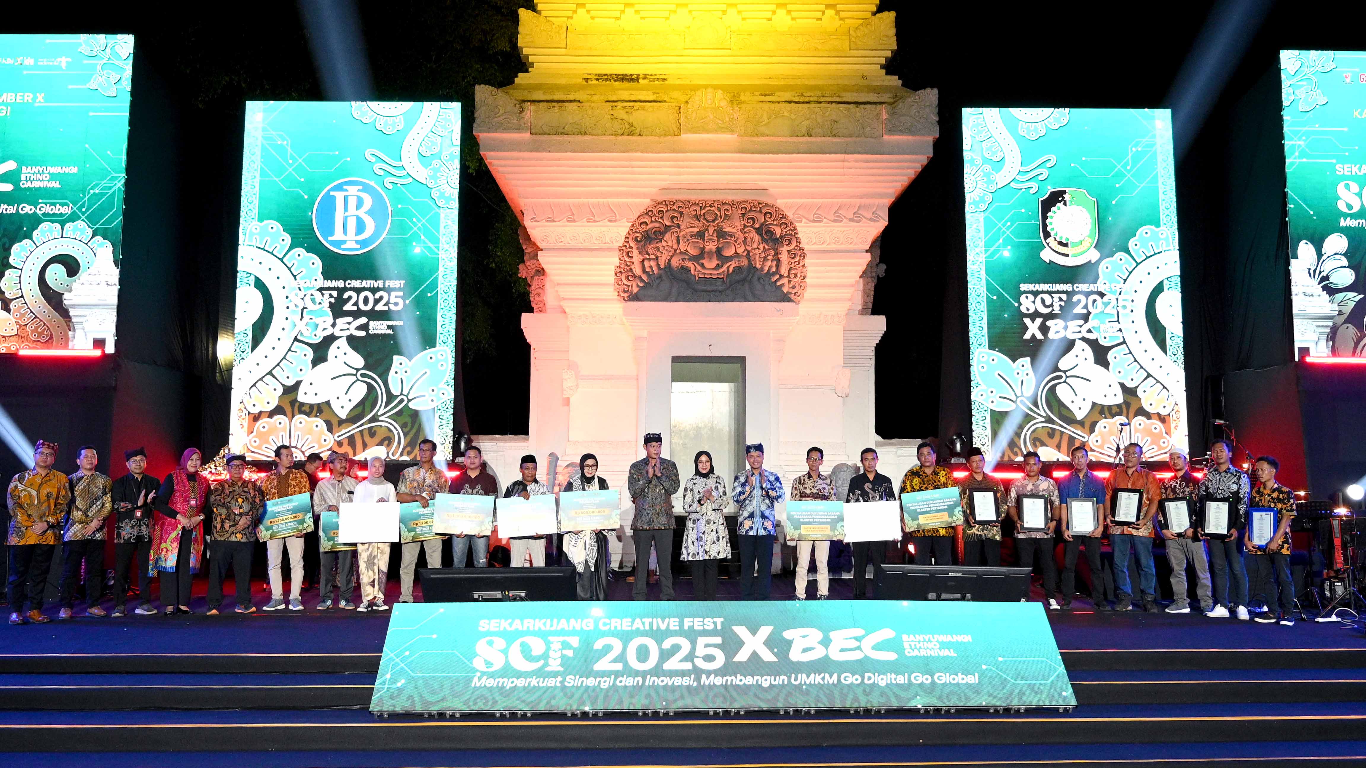 Bupati Banyuwangi Ipuk Fiestiandani, Deputi Kepala Perwakilan BI Jember Achmad bersama pelaku UMKM penerima CSR dalam acara Opening Ceremony SCF 2025 di Taman Blambangan Banyuwangi pada Jumat malam.