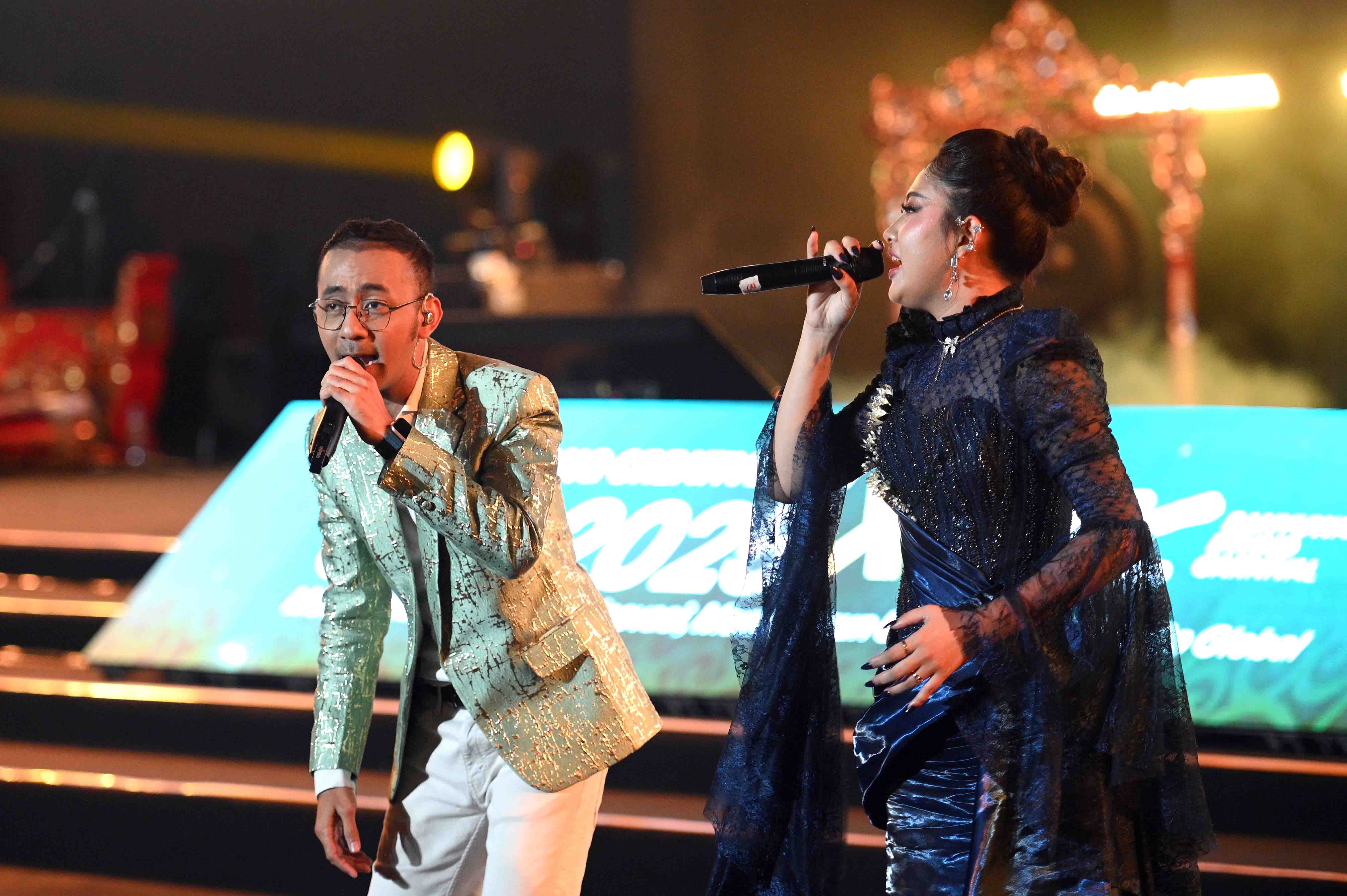 Penampilan artis lokal Wandra, Denik Armila dan Syahiba Saufa dalam Opening Ceremony SCF 2025 di Taman Blambangan Banyuwangi pada Jumat malam (11/7).