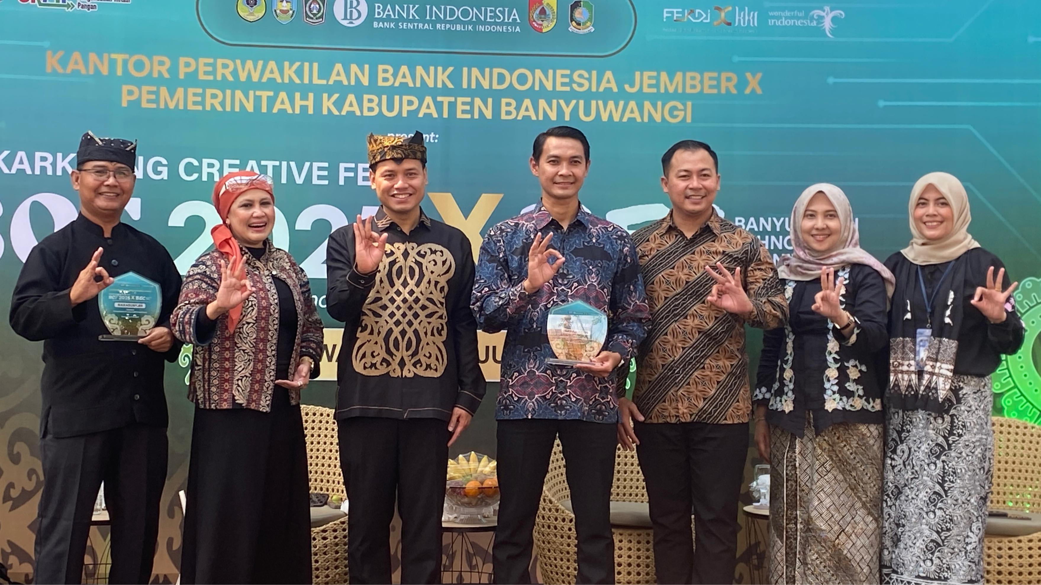 Deputi Kepala KPw BI Jember Achmad, Asisten Pemerintahan dan Kesejahteraan Rakyat Pemkab Banyuwangi M. Y. Bramudya saat talkshow Pemanfaatan AI untuk UMKM Naik Kelas, di Gesibu Blambangan, Sabtu.