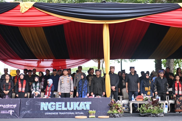 Kepala KPw Jember Bank Indonesia Gunawan bersama Kapolresta saat menghadiri pembuka BEC, di Taman Blambangan, Sabtu (12/7).