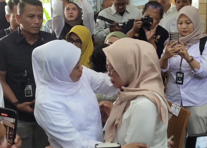 Gubernur  Jatim Khofifah Indar Parawansa  memberikan santunan kepada keluarga korban tenggelamnya  KMP Tunu Pratama Jaya di Ketapang, Sabtu (7/2).