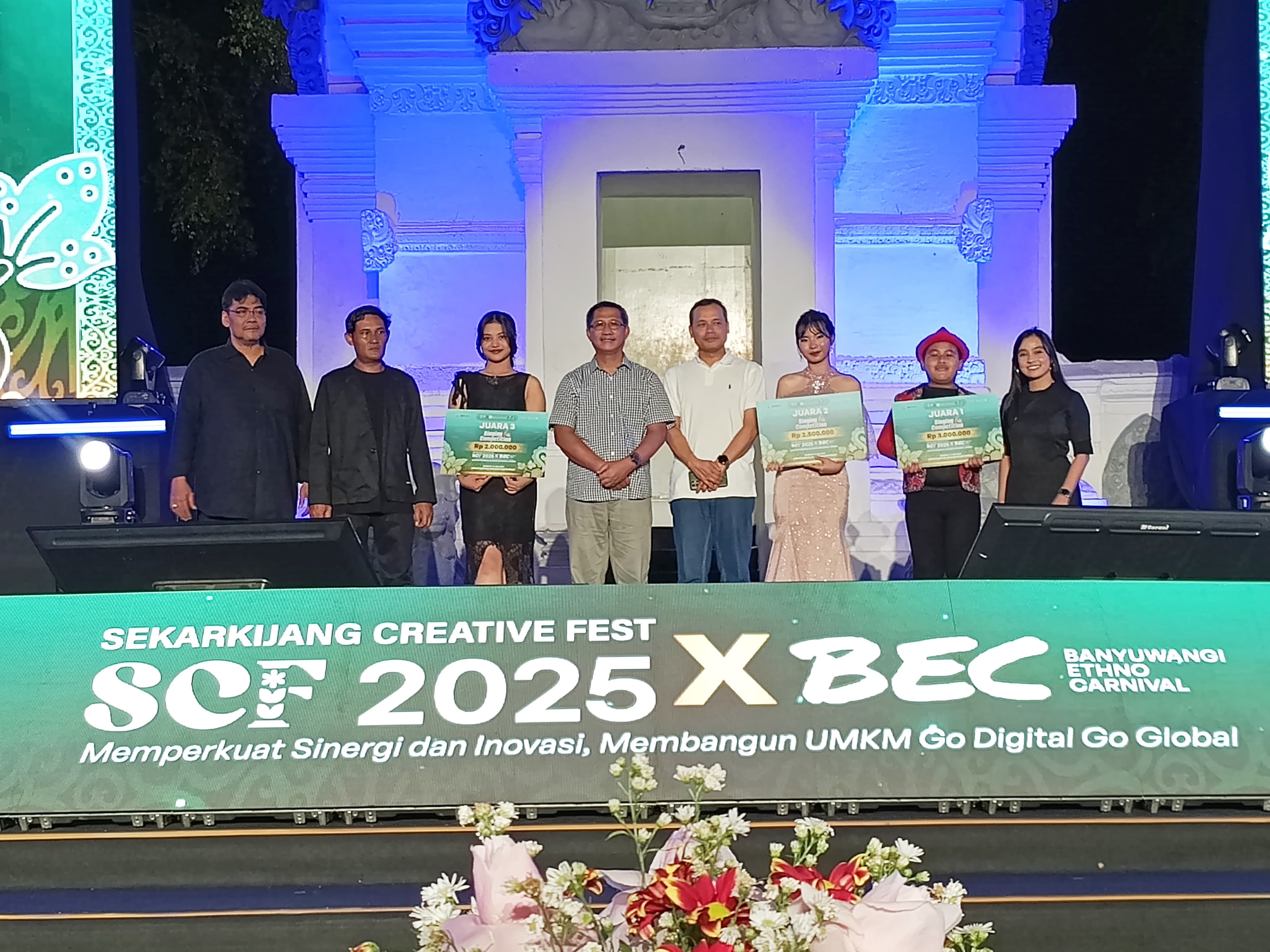 Pemenang Singing Competition dalam rangkaian SCF 2025 berfoto bersama dengan Kepala KPw Bank Indonesia Jember Gunawan dan Deputi Kepala BI Jember Achmad di Gesibu Blambangan, Sabtu malam (12/7).