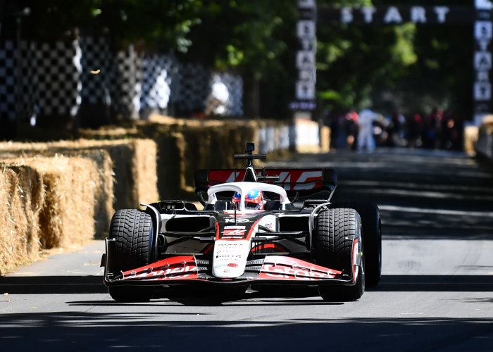 Gene Haas dan Ayao Komatsu tampil di Goodwood Festival of Speed untuk rayakan 75 tahun F1.