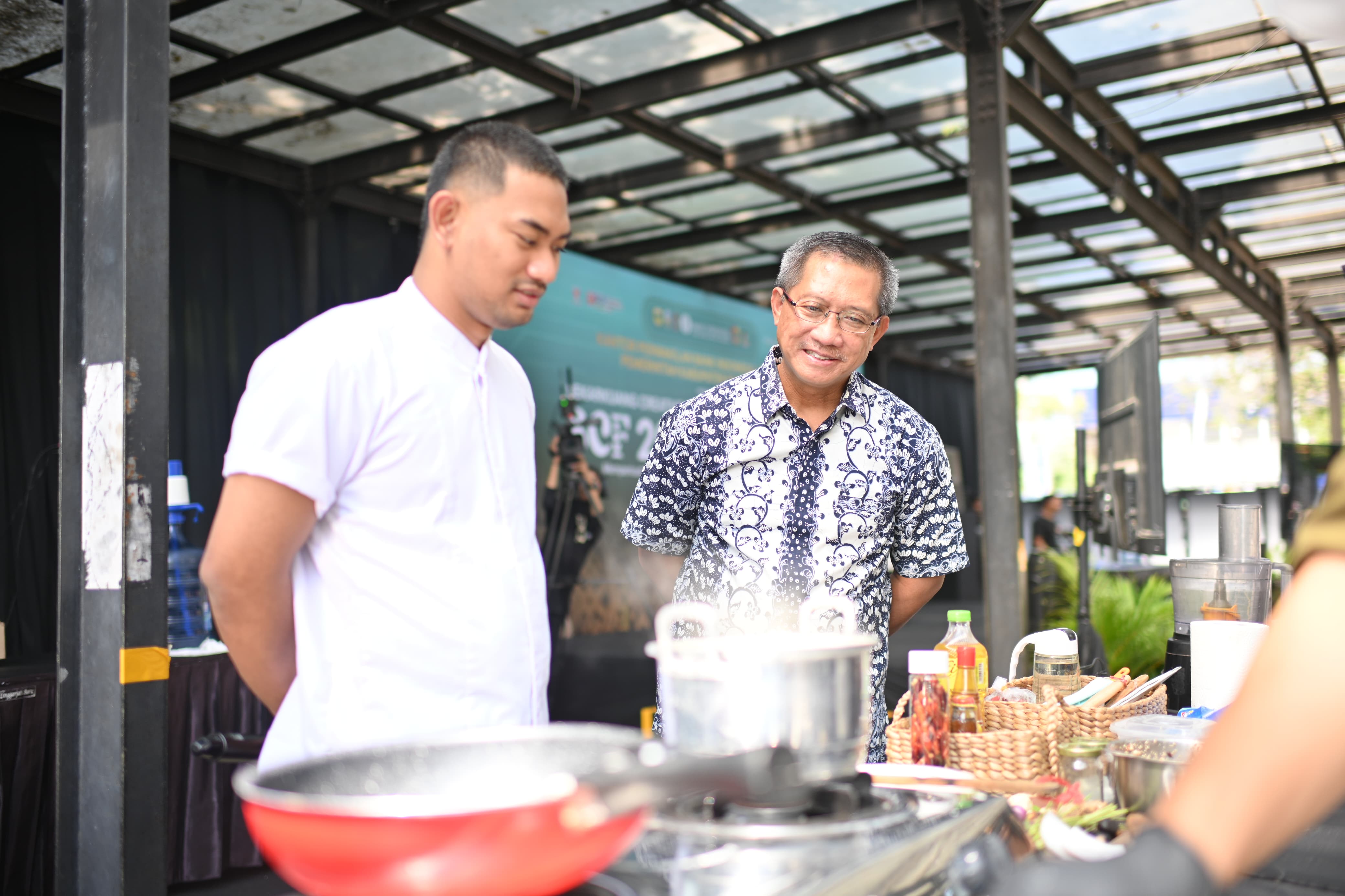 INOVASI RESEP: Kepala KPwBI Jember Gunawan (kanan) bersama Top 4 Masterchef Indonesia Season 10 Chef Syahril Lazuardi saat memandu acara Lomba Memasak di Taman Blambangan pada Minggu (13/7).