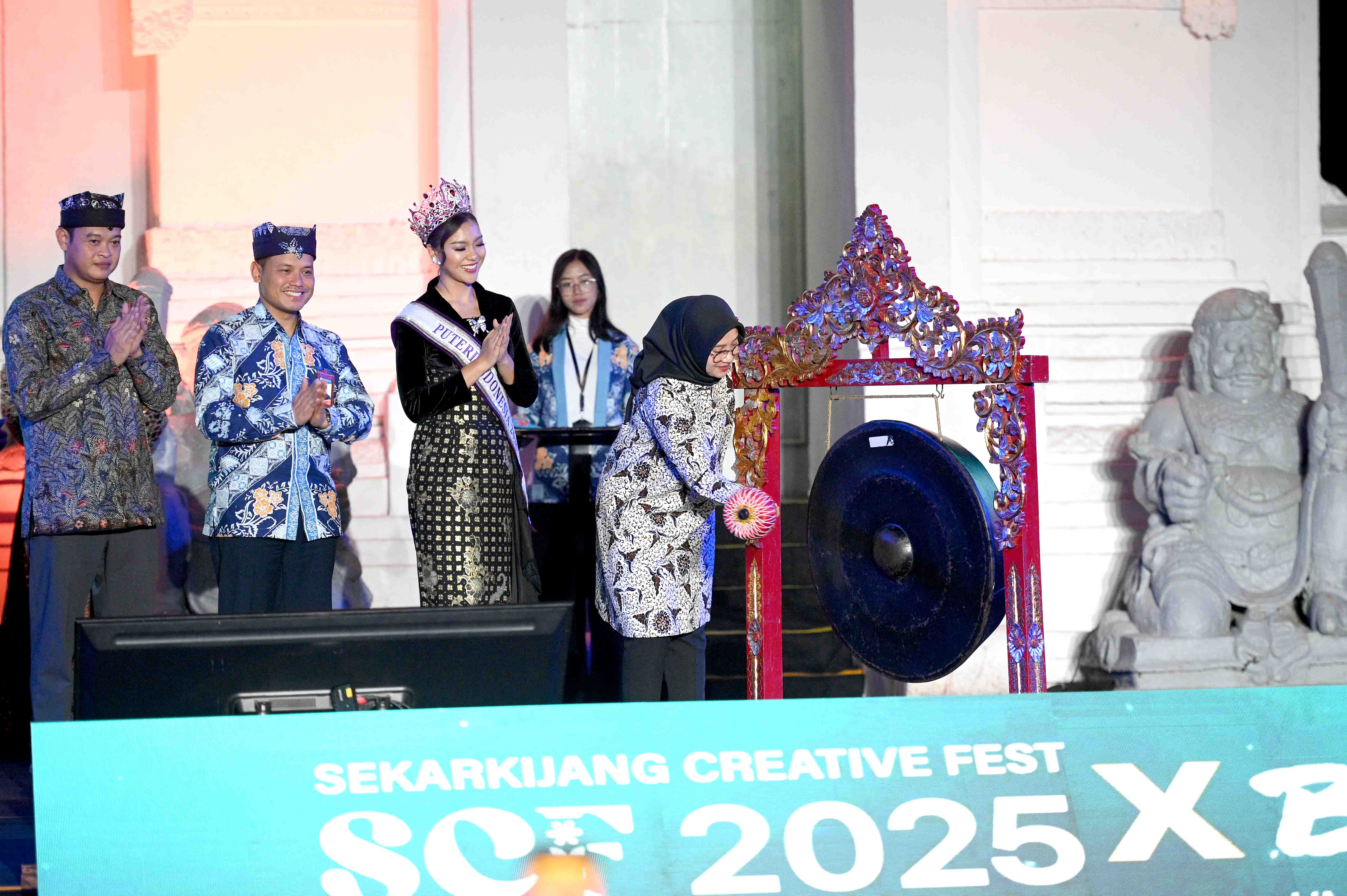 Bupati Ipuk Fiestiandani menabuh gong tanda pembukaan Sekarkijang Creative Fest di Gesibu Blambangan, Jumat malam (11/7).