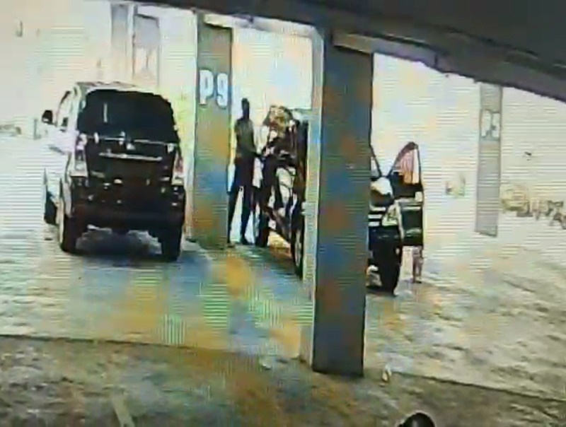 BUKTI: Dalam rekaman CCTV pelaku membuka pintu mobil Toyota Avanza dan ada mobil Toyota Innova di sampingnya saat beraksi pada Jumat (11/7) malam.