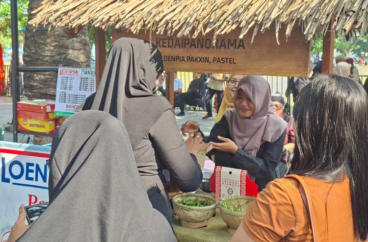 Salah satu lapak UMKM di kawasan Taman Blambangan ramai pembeli selama perhelatan BEC 2025 yang berlangsung tanggal 11-13 Juli lalu.