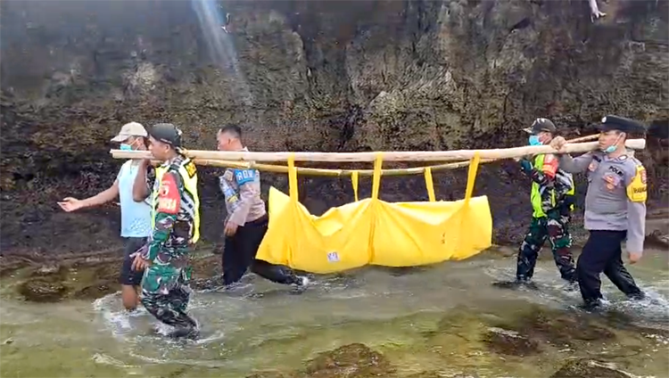 Proses evakuasi jenazah yang ditemukan di Pantai Plengkung membutuhkan waktu cukup lama. Petugas gabungan harus berjalan kaki melewati pantai, Selasa (15/7).