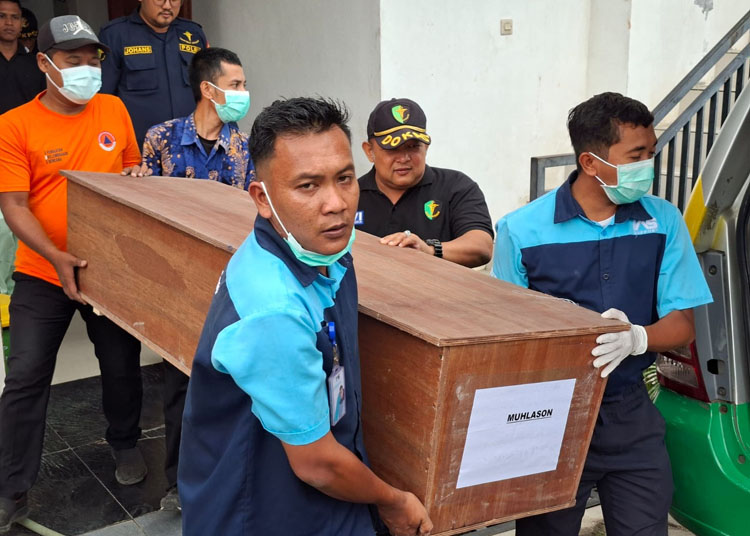 Jenazah Muhlason yang menjadi korban tenggelamnya KMP Tunu Pratama Jaya diserahkan kepada sang anak, Sabtu (12/7) lalu.