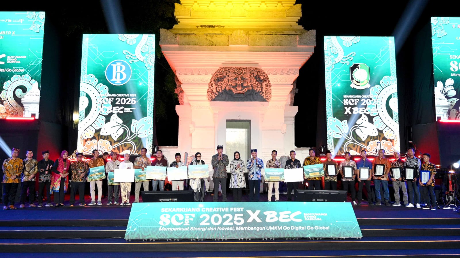 Bupati Banyuwangi Ipuk Fiestiandani, Deputi Kepala Perwakilan BI Jember Achmad bersama pelaku UMKM penerima CSR dalam acara Opening Ceremony SCF 2025, Jumat malam (11/7).