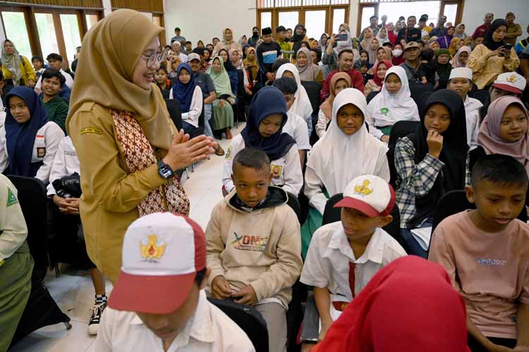 BERI MOTIVASI: Bupati Ipuk Fiestiandani menyapa siswa-siswi baru dalam peluncuran Sekolah Rakyat (SR) yang menempati gedung Balai Diklat PNS Licin, Senin (14/7).