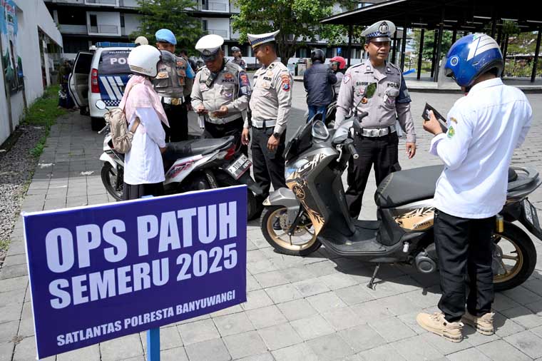 RAZIA: Personel Satlantas menggelar Operasi Patuh Semeru di depan Terminal Pariwisata Terpadu Jalan S Parman, Sobo, Banyuwangi Selasa (15/7).