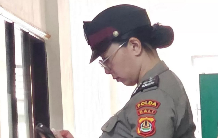Aipda Ni Luh Putu Eka Purnawianti, SH., berada di depan ruangan sidang kode etik Bid Propam Polda Bali, Jumat (11/7/2025).