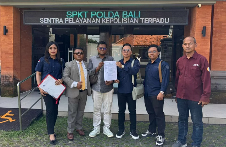 Jurnalis Radar Bali Andre Sulla (tiga dari kiri) didampingi tim kuasa hukum Solidaritas Jurnalis Bali, Made &rsquo;Ariel&rsquo; Suardana dkk dan Benyamin Seran dan Pemred Radar Bali Djoko Heru di SPKT Polda Bali.
