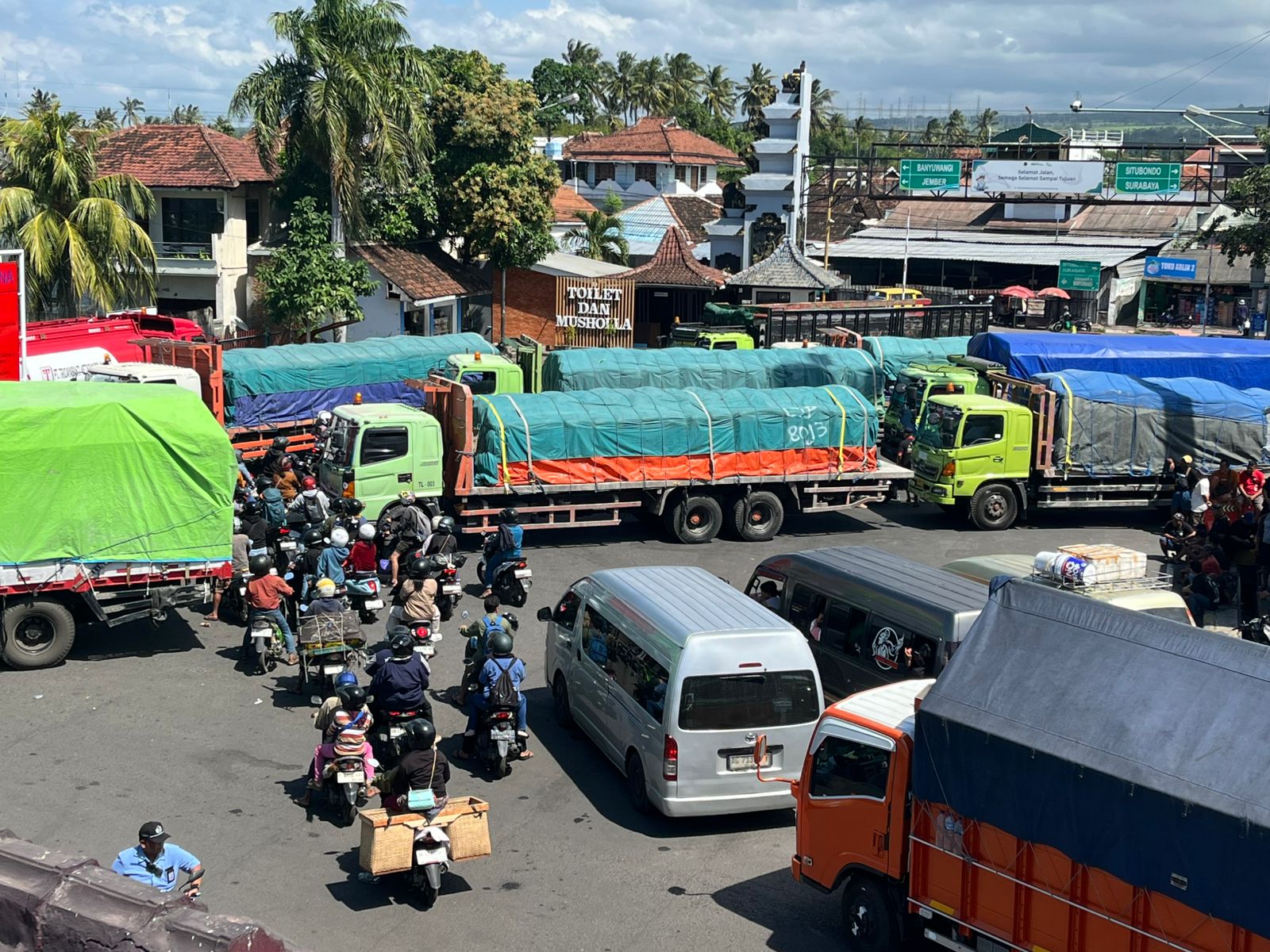 Kondisi kemacetan di jalur Nasional lintas Banyuwangi - Situbondo di titik pelabuhan Ketapang.