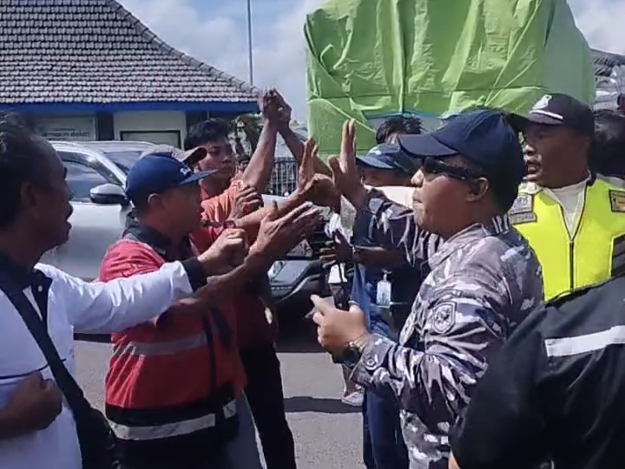 Adu mulut dan aksi saling dorong antara petugas dan para sopir di pelabuhan Ketapang Banyuwangi.