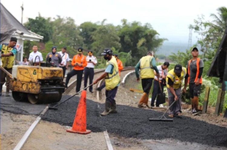 Perlintasan sebidang (JPL) 30 di Desa Garahan, Kecamatan Silo, Jember, diperbaiki menjelang penutupan Jalur Gumitir Jember-Banyuwangi.