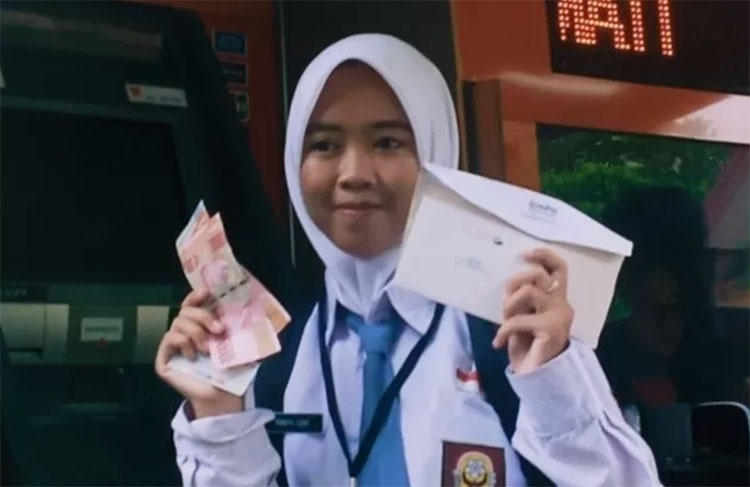 Ilustrasi siswa menerima bantuan dana PIP.