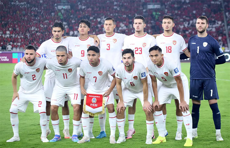 Timnas Indonesia berfoto sebelum melawan Timnas Australia di Stadion Utama Gelora Bung Karno, Senayan, Jakarta, Selasa (10/9/2024).
