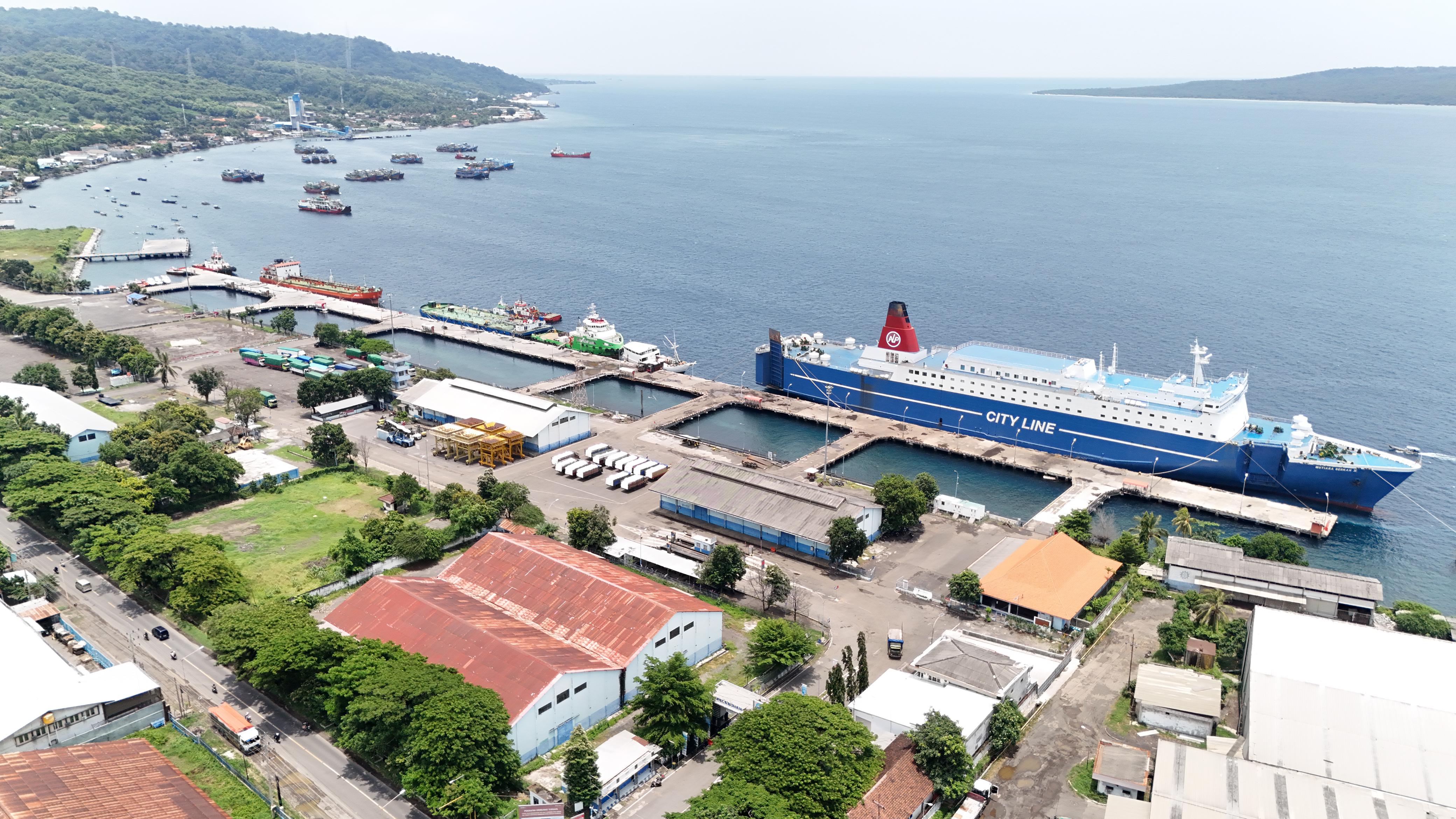 Pelindo Tanjung Wangi pastikan arus logistik tetap lancar meski antrean penyeberangan terjadi.