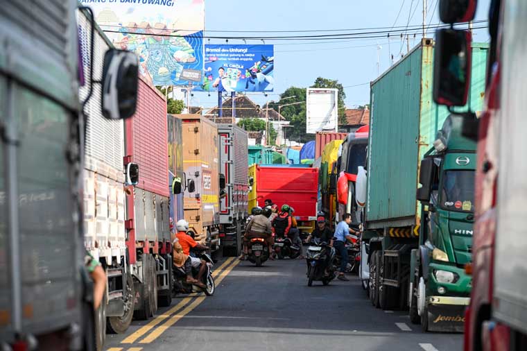 Truk ukuran sedang bergerak pelan menuju Pelabuhan ASDP Ketapang Banyuwangi.