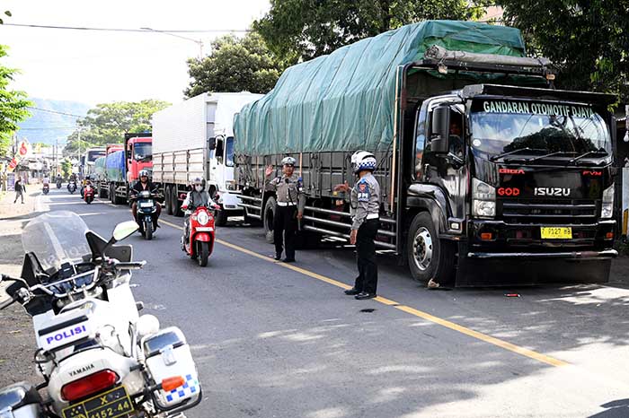 Polisi berusaha mengurai kemacetan di Pelabuhan Ketapang (16/7). Jika ingin ke Banyuwangi, kendaraan roda empat disarankan memutar lewat Bondowoso-Jember.