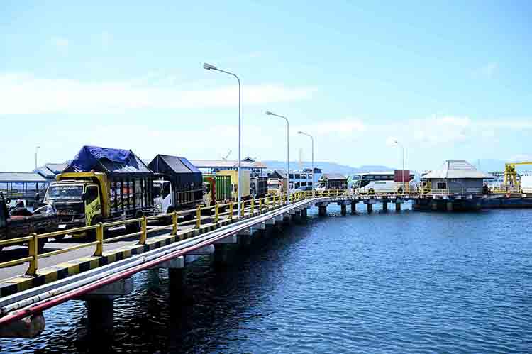Kendaraan logistik hendak memasuki kapal di Pelabuhan Ketapang, beberapa waktu lalu. ASDP akan memberi diskon hingga 19 persen selama libur Nataru 2025.