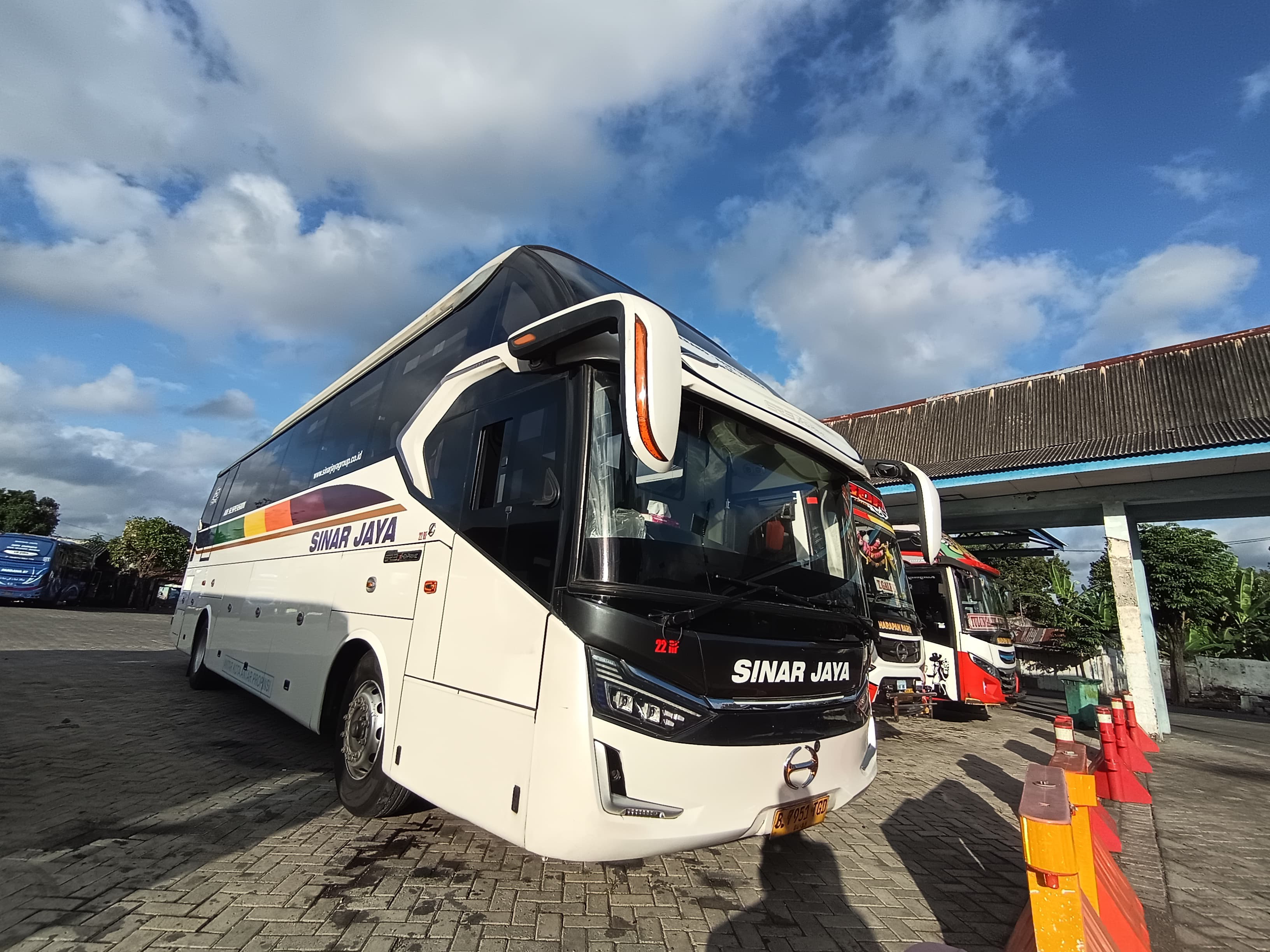 SERANG - BANYUWANGI : Bus Sinar Jaya terparkir di terminal Brawijaya Banyuwangi sebelum jadwal kebernagkatan