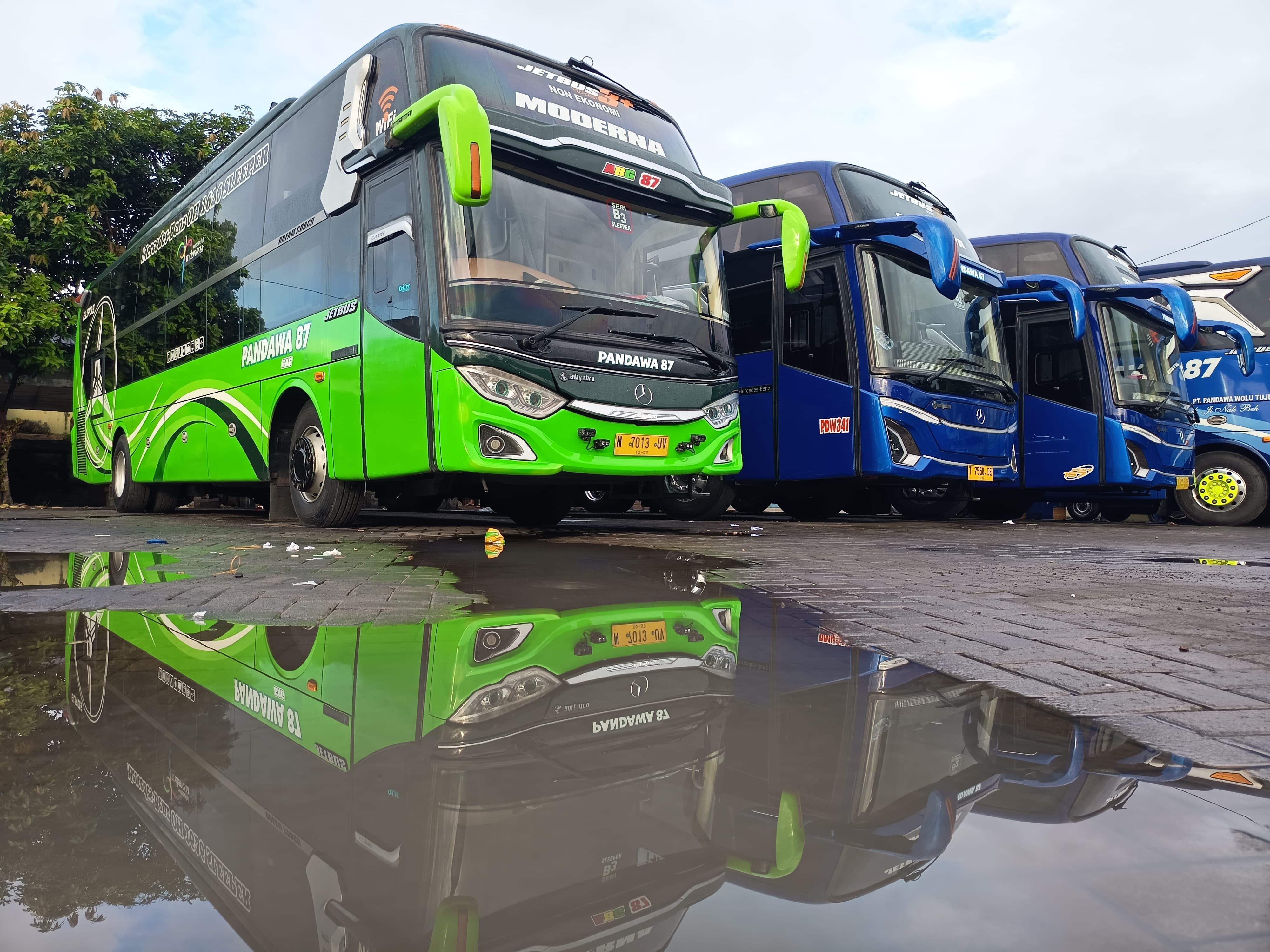 MENUNGGU : Pandawa 87 yang melayani trayek Banyuwangi - Jakarta via Jember