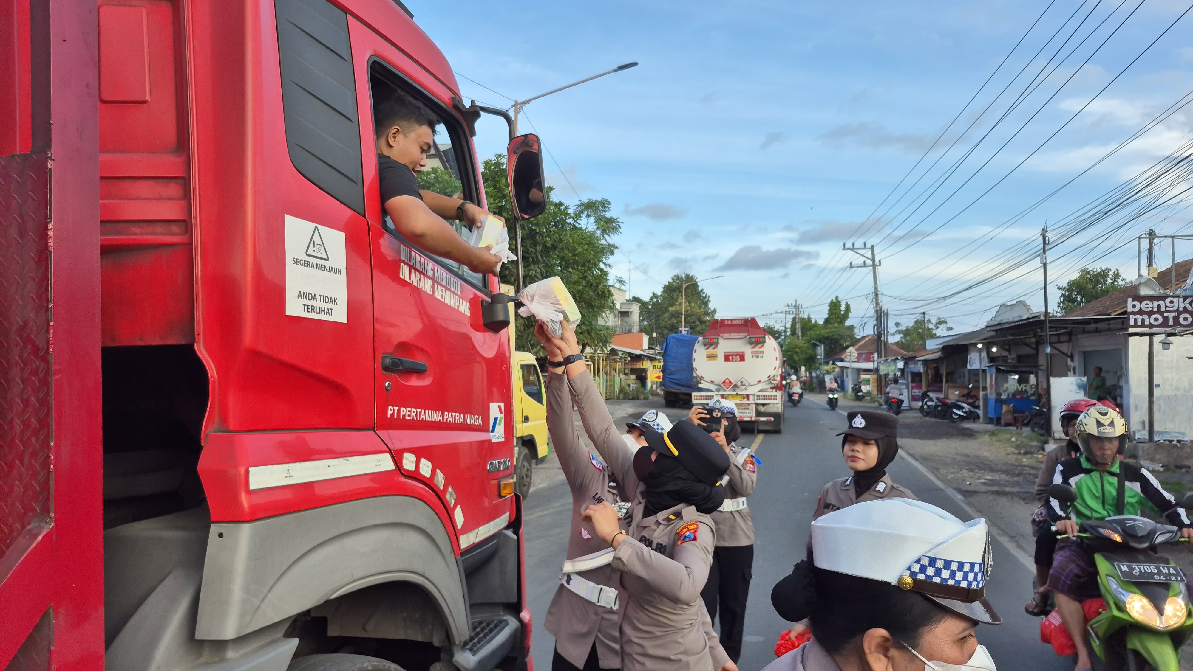 Polresta Banyuwangi bagikan konsumsi gratis dan sarankan jalur alternatif demi bantu pengendara yang terjebak kemacetan panjang.