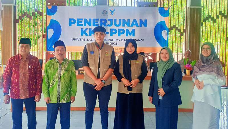 Rektor UNIIB Dr H Lukman Hakim S Ag MHI, Warek 1 D. Ahmad Aziz Fanani M PdI, Warek 2 Zidniyati MPd,Warek 3 Dr Kurniyatul Faizah M Pd bersama perwakilan mahasiswa KKN PPM di Kantor Kecamatan Tegaldlimo