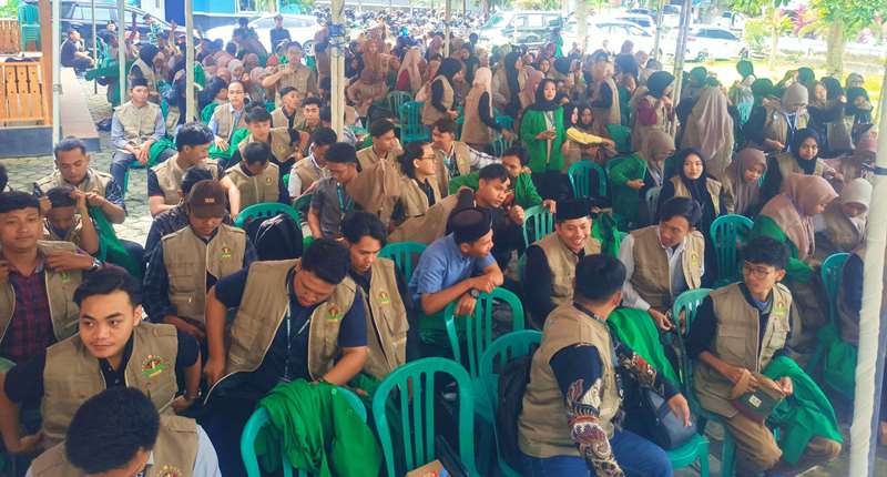 PERSIAPAN: Para mahasiswa UNIIB saat mengikuti pelepasan KKN PPM di kantor Kecamatan Tegaldlimo, Rabu (16/7).