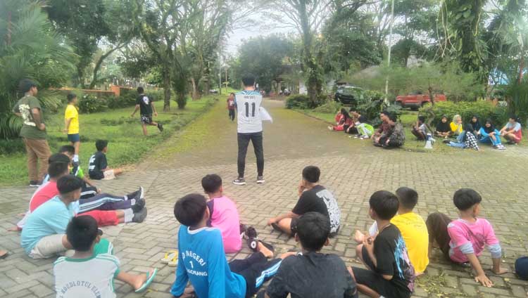 Para siswa SR jenjang SMP melakukan olahraga dalam rangkaian kegiatan di kompleks Balai Diklat PNS, Kecamatan Licin.