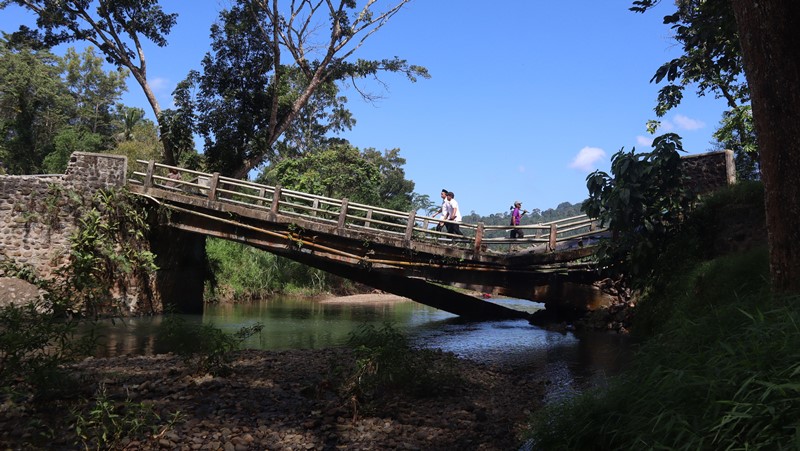 AMBROL: Petugas BPBD melintas di Jembatan Sungailembu di Desa Sumberagung penghubung Desa Sarongan dan Desa Kandangan, Kecamatan Pesanggaran yang rompal, Rabu (16/7).