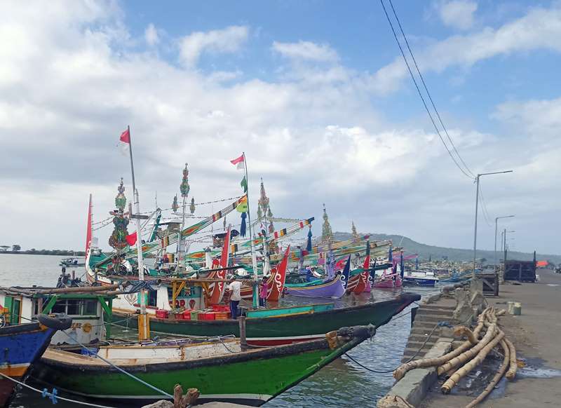 MENEPI : Kapal milik nelayan di parkir di kolam Pelabuhan Muncar Dusun Sampangan, Desa Kedungrejo, Kecamatan Muncar karena ikan sulit ditangkap, Rabu (17/7).