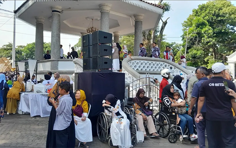 Sejumlah warga duduk di kursi roda di area babancong Kabupaten Garut usai tragedi Pesta Rakyat pernikahan anak Gubernur Dedi Mulyadi yang menelang tiga korban jiwa, Jumat, 18 Juli 2025.