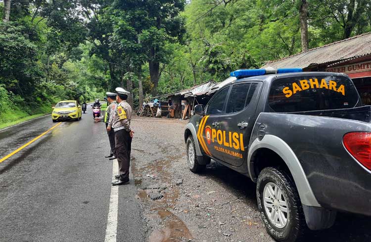 Polisi melakukan patrol di Jalur Gumitir Jember. Per 24 Juli 2025, jalan penghubung Banyuwangi-Jember ini ditutup total.