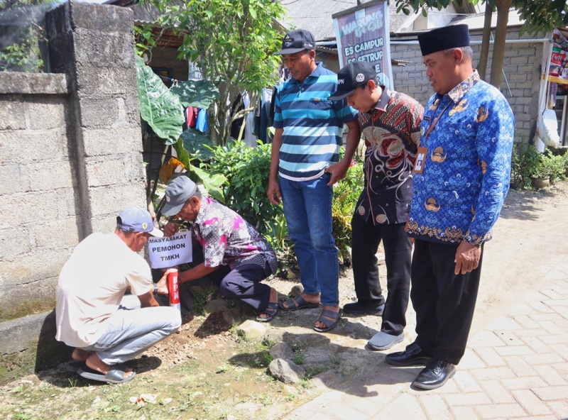 BATAS: Warga Dusun Pancer, Desa Sumberagung, Kecamatan Pesanggaran memasang patok tanah disaksikan Kepala Kantor Pertanahan Kabupaten Banyuwangi Machfoed Effendi dan Camat Pesanggaran, Andik Basuki