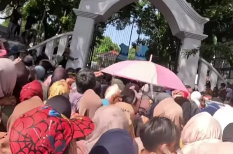 Warga berdesakan di depan pendopo Garut, menghadiri resepsi pernikahan anak Gubernur Jawa Barat, Dedi Mulyadi dan Wabup Garut.