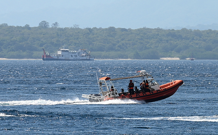 KM Permadi milik Basarnas masih siaga di Selat Bali. Sementara kapal karet intens patroli mencari korban kapal tenggelam yang belum ditemukan.