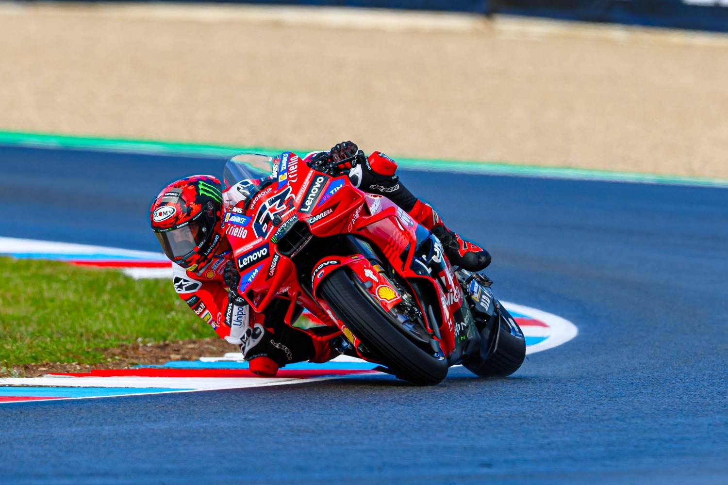Francesco Bagnaia gagal lolos Q2 di MotoGP Ceko 2025 akibat buruknya adaptasi di lintasan basah dan strategi ban yang keliru.