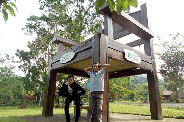 Pengunjung bersantai di kursi raksasa berukuran 3x3 meter dengan tinggi 2,5 meter di kawasan Cafe & Rest Area Gumitir.