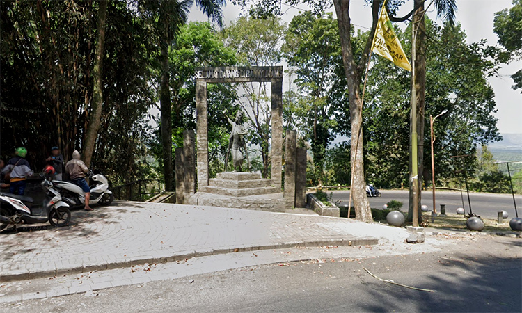 Di pintu masuk Gunung Mumtir berdiri patung Gandrung, ikon kebanggaan Banyuwangi. Patung ini juga tak lepas dari cerita misteri.