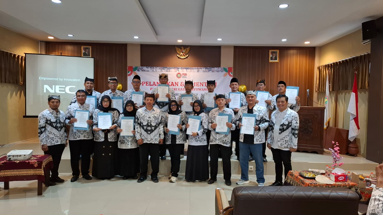 TANGGUNG JAWAB : Jajaran pengurus baru PGRI Banyuwangi usai menjalani prosesi pelantikan yang dipimpin oleh Ketua PGRI Banyuwangi M Sodiq di kampus Stikom Banyuwangi pada Sabtu (19/7).