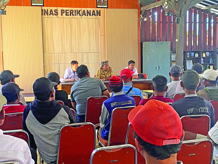 Nelayan Muncar mendatangi Dinas Perikanan menyampaikan keluhan pencaplokan jalur melaut oleh perusahaan budi daya kerang mutiara, Senin (21/7).